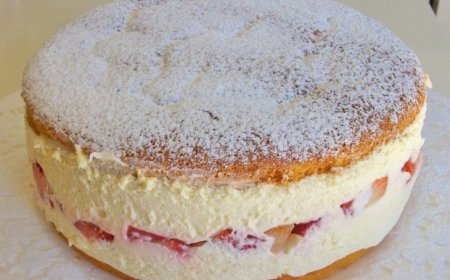 KÄSESAHNE mit ERDBEEREN