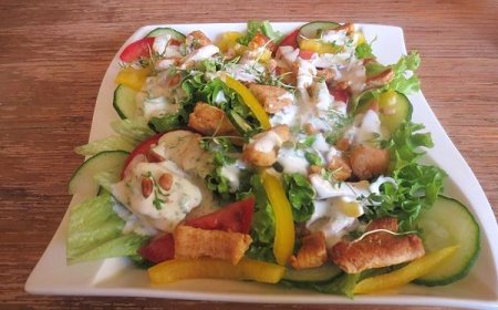 Fitness-Salat mit Hähnchen (kalorienarm und eiweißreich)