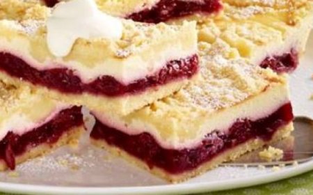 Käse-Streuselkuchen vom Blech mit Kirschkompott