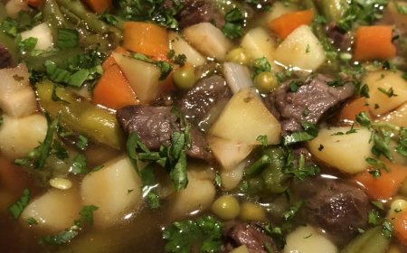 Gemüsesuppe mit Rindfleisch und Kartoffeln