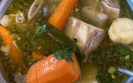 Rinderbrühe mit Gemüse, es regnet, wir wärmen uns mit einer leckeren Brühe.