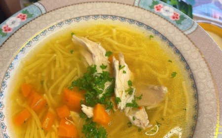 HÜHNERSUPPE MIT HÜHNERBRUST