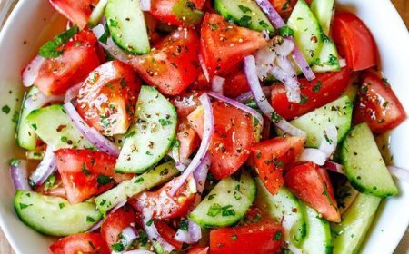 Tomaten-, Zwiebel- und Gurkensalat