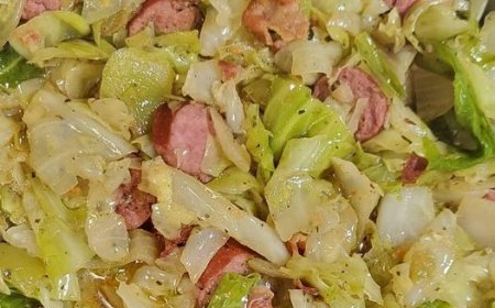 Gebratener Kohl mit Speck, Zwiebeln und Knoblauch