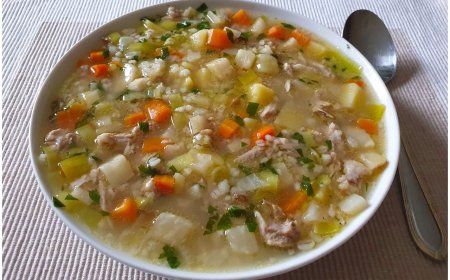 Omas deftige Graupensuppe mit Rinderbeinscheibe