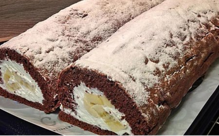 Biskuitrolle mit Bananen