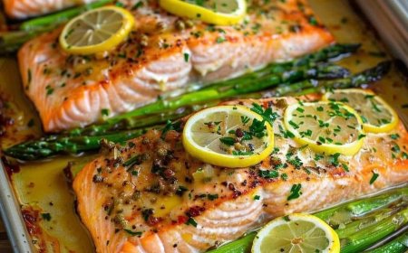 Gebackener Lachs in Folie mit Spargel Knoblauch Zitronen Butter Sauce