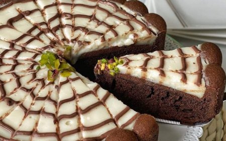 Kuchen mit Milchpudding und Kaffeesauce