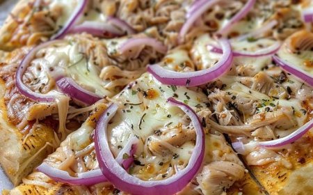 Thunfisch Pizza mit roten Zwiebeln