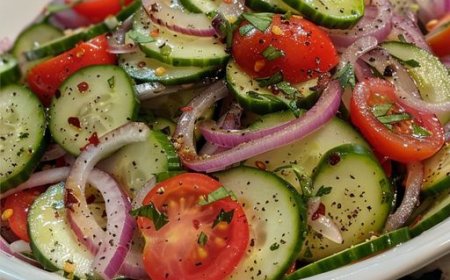 Gurken-, Zwiebel- und Tomatensalat