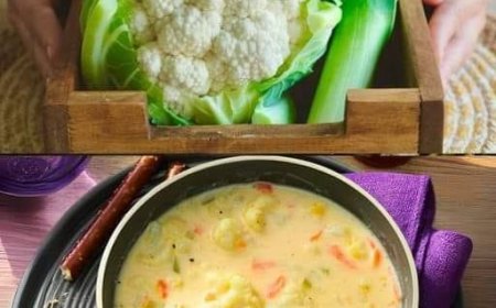 Cremige Blumenkohl-, Lauch- und Cheddar-Suppe