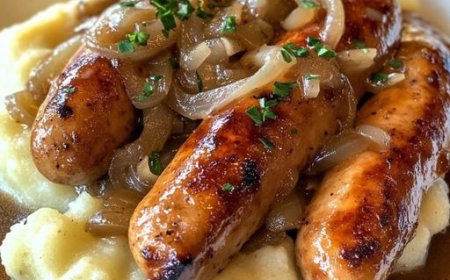 Würstchen und Kartoffelbrei mit Zwiebelsoße