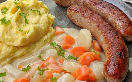 Bratwurst mit Kartoffelpüree und Gemüse