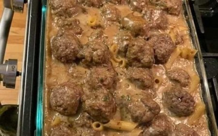 Gebackene Nudeln mit schwedischen Fleischbällchen