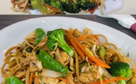 Chinesisch gebratene Nudeln mit Hühnchenfleisch, Gemüse und Ei