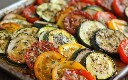 Geröstete Zucchini, Kürbis und Tomaten mit Knoblauch und Parmesan