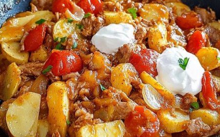 Kartoffel-Paprika-Pfanne mit Hackfleisch und Crème fraîche
