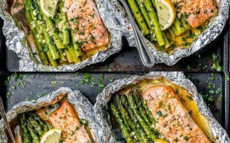 Gebackener Lachs in Folie mit Spargel- und Zitronen-Knoblauch-Buttersauce: Ein Festmahl der Aromen