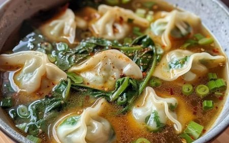 Knödelsuppe mit Blattgemüse und Frühlingszwiebeln