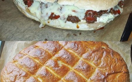 Fladenbrot mit Hackfleisch aus dem Backofen