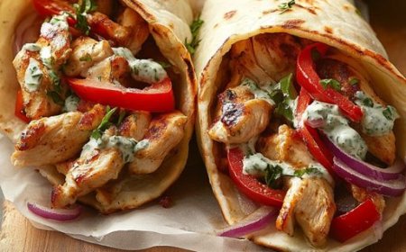 Mediterranes Hähnchen-Gyros mit cremigem Feta-Tzatziki