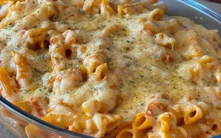Überbackene Nudeln in cremiger Tomatensoße