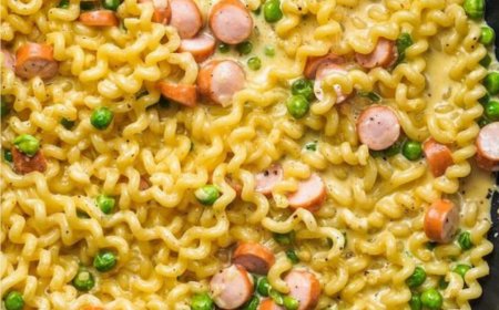 Cremige Nudelpfanne mit Wiener Würstchen und Schmelzkäse