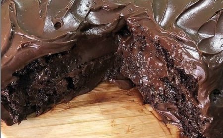 Cremiger Schokoladenkuchen mit Sauce: Einfach Schön und Lecker