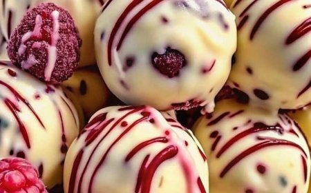 Himbeer Käsekuchen Bällchen aus weißer Schokolade