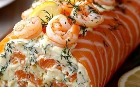 Geräucherte Lachsrolle mit frischen Käsegarnelen und Dill