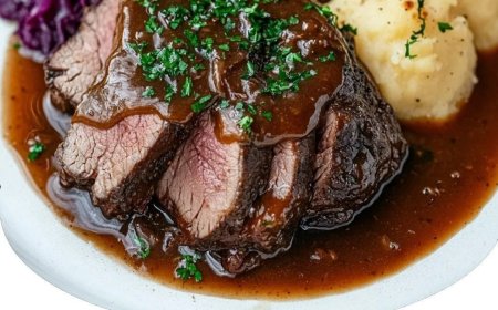 Traditioneller Sauerbraten mit Soße