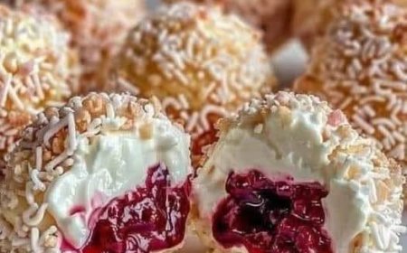 Cream and Berry Pastry Bites: A Classic Dessert with a Fresh, Elegant Twist