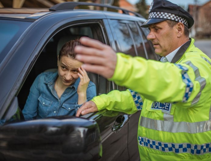 THE POLICE INSULTED HER, THINKING SHE WAS JUST AN ORDINARY WOMAN, WHAT HAPPENED NEXT WAS UNBELIEVABLE