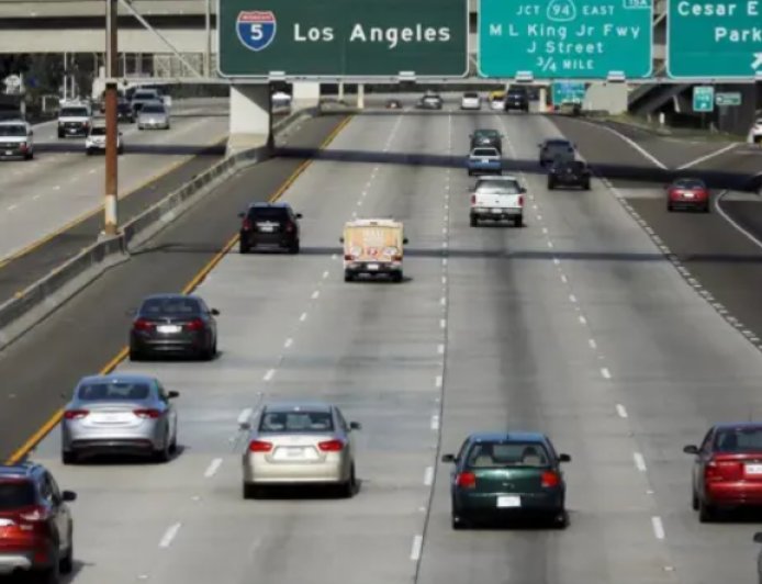 Neighbors Act Fast After Spotting Signs of Danger Near Vehicle